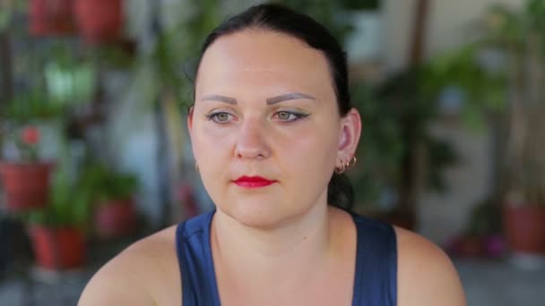 A young woman does an exercise with the eyes of a movement while looking at a finger and postponing it — Stock Video