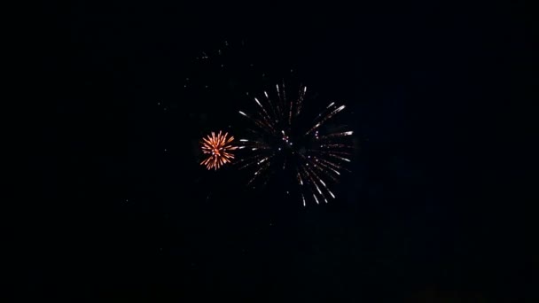 Jiskřící ohnivé záblesky jiskřících sváteční ohňostroje na noční obloze — Stock video