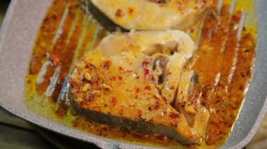 Turşusu ve yağda ızgara balık biftekleri