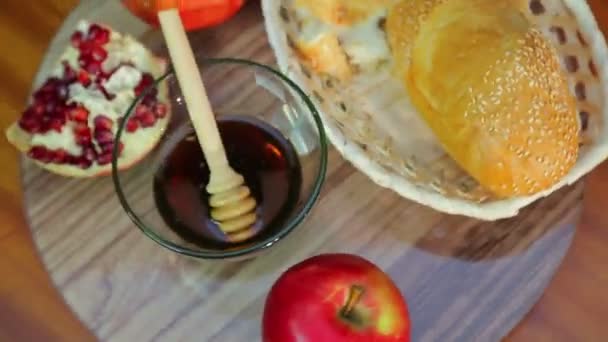 回転皿にロッシュアンシャンザクロ、蜂蜜とチャラーのための御馳走 — ストック動画