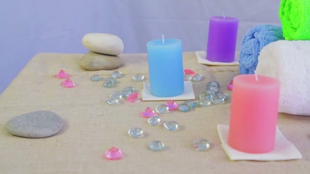 Salón de spa con velas, toallas y piedras para la terapia — Vídeo de stock