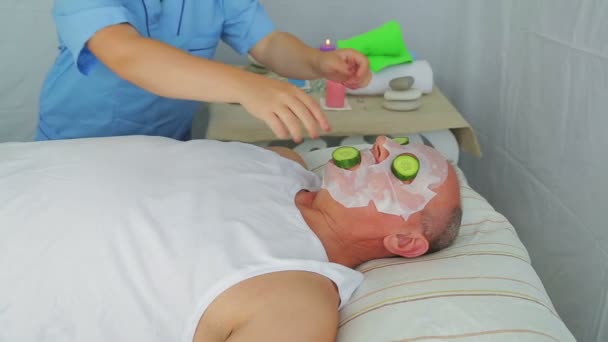 Ženská beauticijka položí na mandle many zvlhčující masku — Stock video