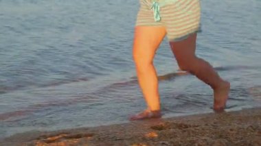Deniz kıyısında kadın bacakları kadın koşu koşmak boyunca