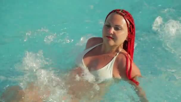 수압 마사지 수영장에서 아프리카 피그 테일을 가진 여자. — 비디오
