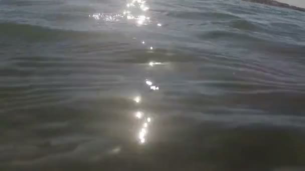 Transparante zeewater verblinding op het zand. — Stockvideo