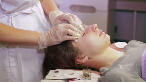 L'esthéticienne lave l'excès de henné des sourcils du client — Video