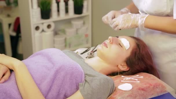 L'esthéticienne lave l'excès de henné des sourcils du client — Video