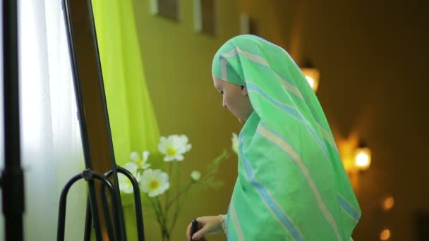 Muzułmańska kobieta nasin na twarzy fundament tonalny z pędzlem — Wideo stockowe