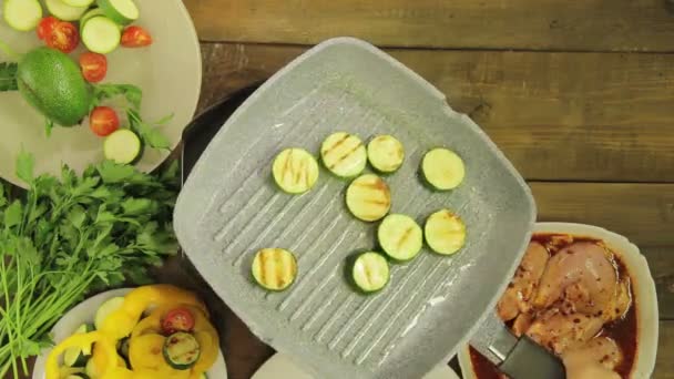 Ung grön zucchini stekt i smör i en grillpanna — Stockvideo