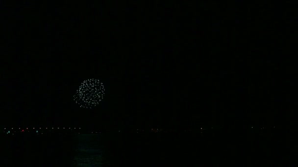A tűz szóródás a tűzijátékok az éjszakai égbolt a folyó felett tükröződik a vízben. Időkörök — Stock videók