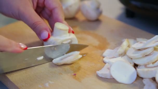 Een vrouw plakjes champignon champignons op platen. Tijd ronden — Stockvideo