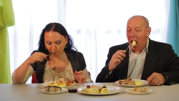Εβραϊκό παντρεμένο ζευγάρι στο γεύμα συζητώντας για δουλειές — Αρχείο Βίντεο