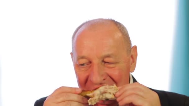 L'uomo ebreo mangia un pollo fritto con una croccante su uno sfondo bianco — Video Stock