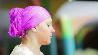 Ayna önünde evli bir Jewess bir fırça ile hafif bir göz makyajı yapar