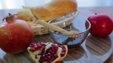 Rosh Anshan nar, bal ve challah için davranır bir iplik çanak