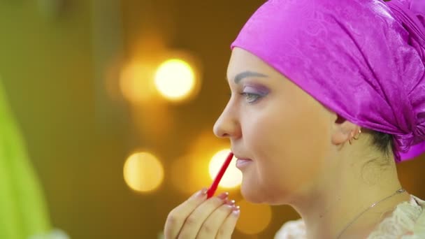 Ženatý Jewess dělá make-up se stínem oka, který se odráží v zrcadle — Stock video