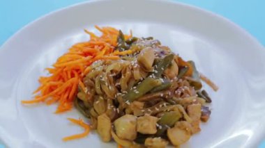 Pad Tay sostavuk sebze ve susam ile Tay pirinç şehriye yemek