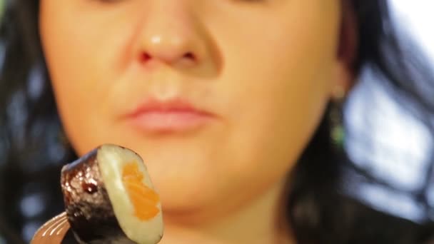 Žena stravovací Rolls z vidličky v kavárně — Stock video