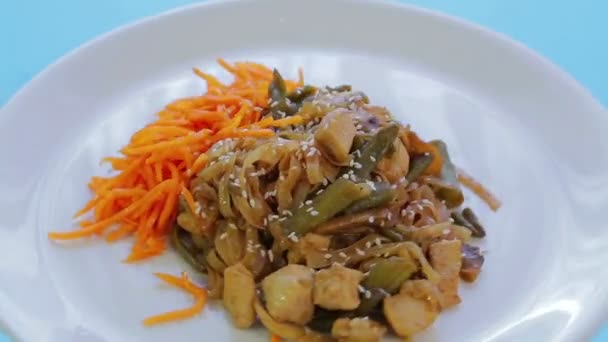 Thai rizs tészta tál csirke zöldségek és a szezámmag pad thai mártással — Stock videók