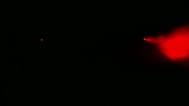 Czerwone promienie profilu świecić w ciemności w kocu dymu — Wideo stockowe