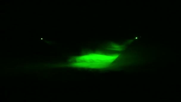Se induce la luz verde de los focos de perfil en la oscuridad en una manta de humo — Vídeos de Stock