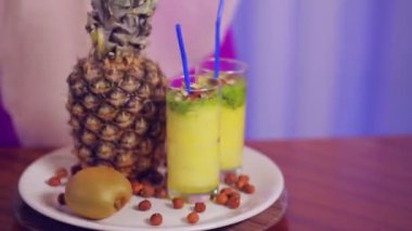 Meyve ve fındık ile beyaz bir tabak üzerinde meyve yüzlü gözlük bir daire içinde döndürmek