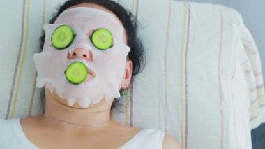 Bir erkek güzellik bir spa salonunda yüzünde bir kadın müşteri bir sebze terapisi yapar