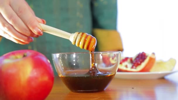 Женская рука берет палку с медом и проверяет плотность к празднику Рош Ашан — стоковое видео