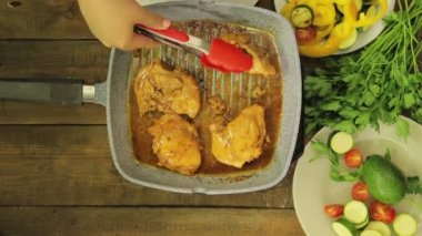 Bir ızgara Pan tavuk dişi El karıştırma maşa parçaları.