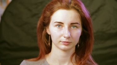 Müşteri aynada düzeltme den sonra kaşları inceler