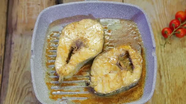 鱼牛排在油和酱汁烧烤. — 图库视频影像