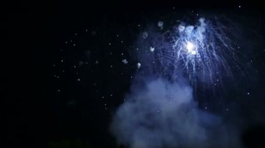 Gece gökyüzünde ışıl ışıl parlayan neşeli havai fişekler. zaman turları.