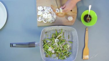 Tabaklarda dişi el dilimleri champignon mantar