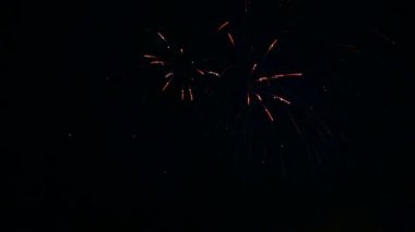 gece gökyüzünde ışıltı şenlikli havai fişek çok renkli ateşli yanıp söner