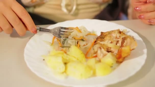 Joodse vrouw eet salade in een café met een vork van de tijd ronden. — Stockvideo