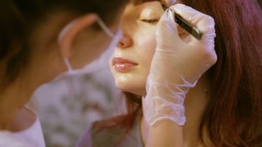 Beautician cımbız ile kaş istemcisi düzeltir