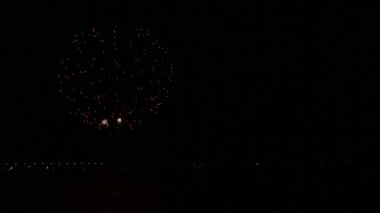 Nehrin üzerinde gece gökyüzünde şenlikli havai fişek renkli bir saçılma suya yansır. Zaman turları.