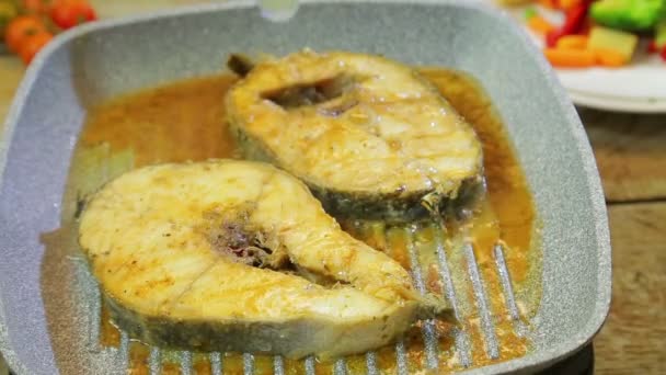 Filetes de pescado a la plancha en aceite y salsa — Vídeos de Stock