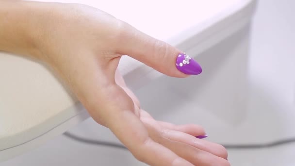 Рука клієнта салону краси з манікюрним гелем . — стокове відео