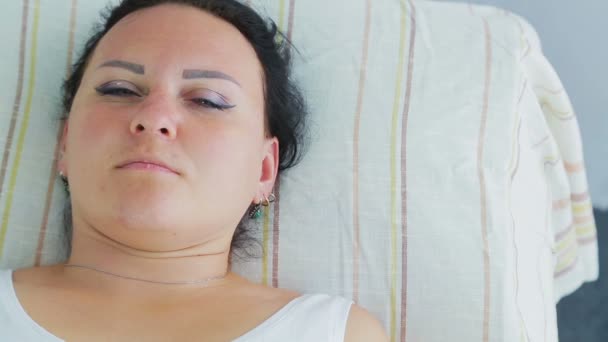 Kvinnlig klient till en spasalong på en massagesoffa. — Stockvideo
