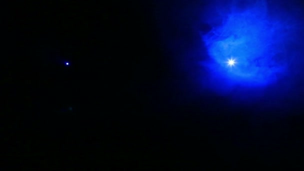 Riflettori a profilo di luce blu in una coperta di fumo . — Video Stock