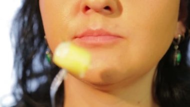 Beyaz arka plandaki kadın çatalla patates yiyor..