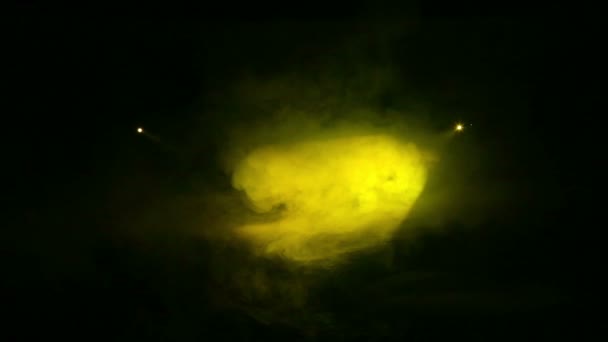 Gelbe Lichtprofilstrahler in der dunklen Rauchwolke. — Stockvideo