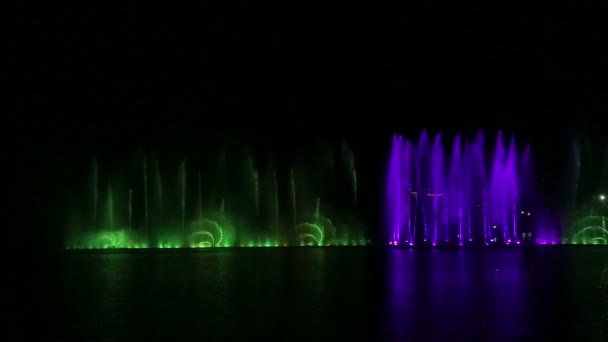 Vodní přehlídka šumivých fontán podsvícených z vody. — Stock video