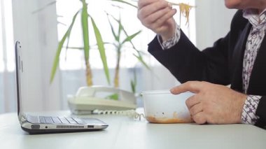 Ofisteki bir adam çalışıyor..