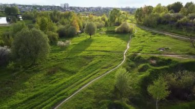 Şehir ve demiryolu yakınlarındaki kırsal bölgede. Aero