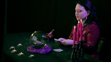 Sihirli salondaki falcı kartları karıştırır ve serer.