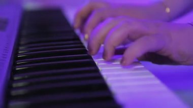 Kadın elleri bir sentezleyicide oynuyor