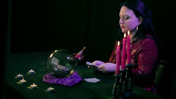 Die Wahrsagerin im Zaubersalon mischt und legt Karten aus — Stockvideo