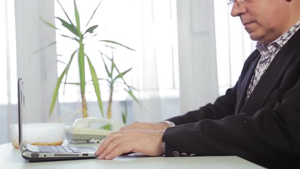 Un uomo dopo pranzo in ufficio sul posto di lavoro continua a lavorare . — Video Stock